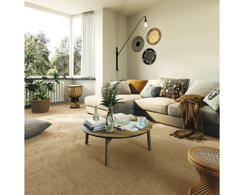 Wohnzimmer mit beigem Teppichboden, Ecksofa und Dekorationen