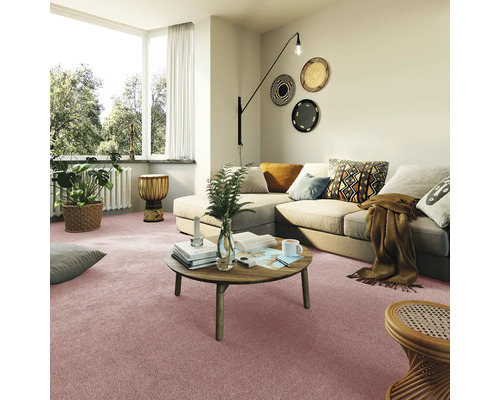 Salon avec moquette, canapé et table basse