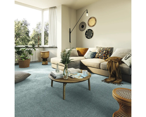 Salon avec moquette, canapé et table