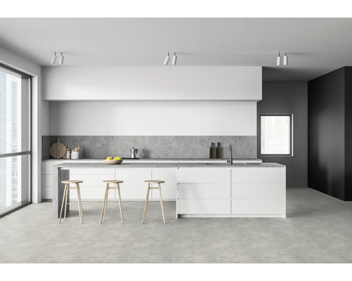 Helle Küche mit Kochinsel, Barhockern und großem Fenster