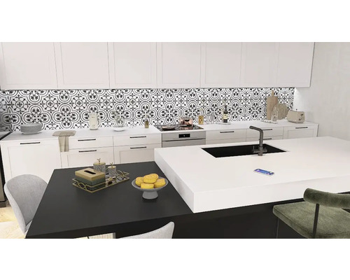 Moderne Küche mit weißen Schränken, Fliesenmuster und Kochinsel.