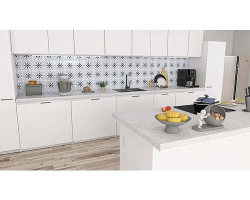 Helle Küche mit weißen Schränken und Geräten