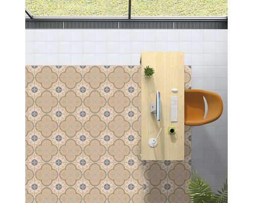 Büro mit gemusterten Bodenfliesen, Schreibtisch und Bürostuhl von oben