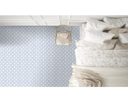 Zimmer mit gemustertem Vinylboden, Bett und Stuhl