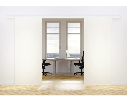 Zwei weiße Schiebetüren vor einem hellen Büro mit Schreibtisch und Stühlen