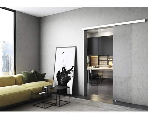 Wohnzimmer mit gelbem Sofa, Couchtischen und Glasschiebetür zur Küche