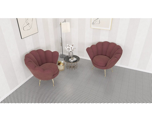 Zwei muschelförmige Sessel stehen in einem Raum neben einem Beistelltisch.
