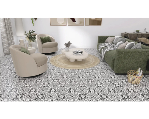 Wohnzimmer mit Sitzgelegenheiten, Couchtisch, Teppich und Bodenfliesen im klassischen Design.