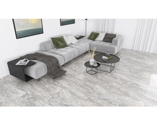 Wohnzimmer mit grauer Eckcouch, Couchtischen und Fliesenboden in Marmoroptik