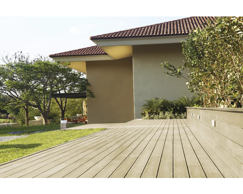 Außenaufnahme eines Hauses mit Terrasse, Garten und Pflanzen