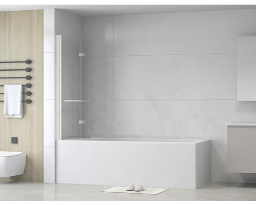 Modernes Badezimmer mit Badewanne, Duschabtrennung und Handtuchwärmer für eine helle und organisierte Atmosphäre