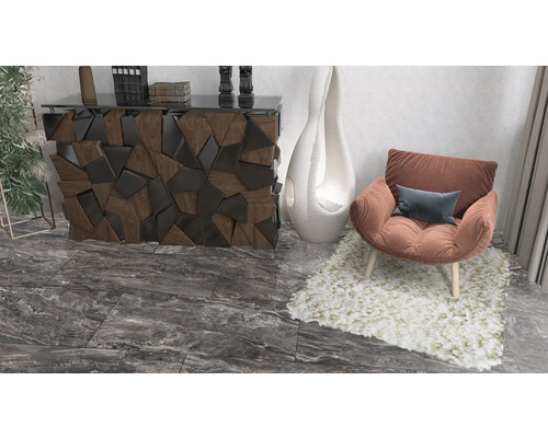 Dekoratives Wohnzimmer mit Kommode, Sessel und Teppich