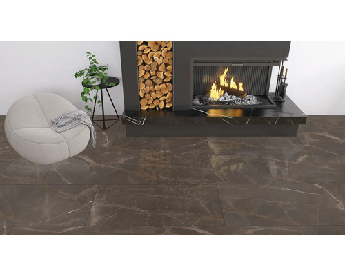 Salon avec cheminée, siège et carrelage au sol