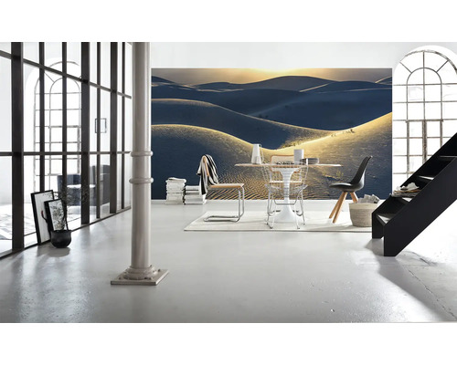 Espace de vie avec papier peint désert, table et chaises dans une ambiance lumineuse