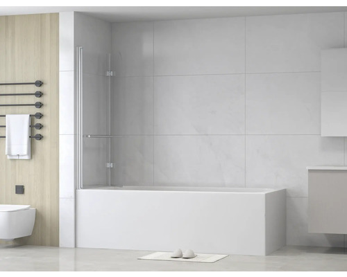 Badezimmer mit Badewanne und Duschwand