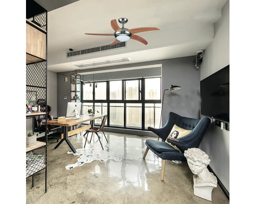 Wohnraum mit Deckenventilator, Schreibtisch und Sitzecke