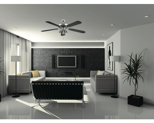 Heller Wohnraum mit Deckenventilator, Sofas, Stehlampen und Zimmerpflanze