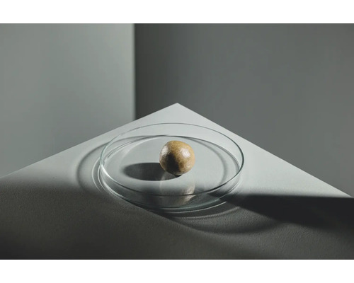 Knetmasse im Glasbehälter