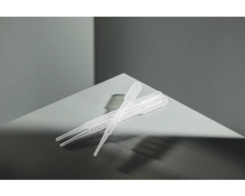 Zwei Kunststoffpipetten auf einer Oberfläche