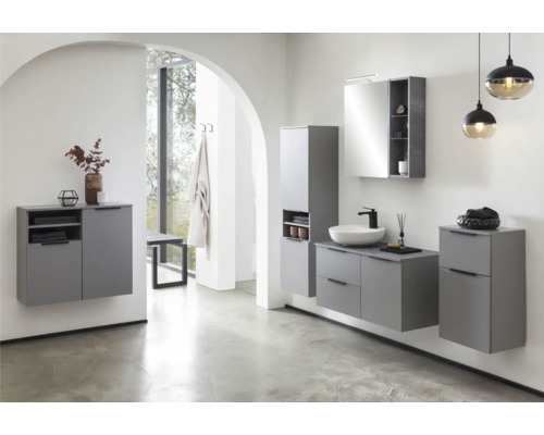 Modernes Badezimmer mit Waschtisch, Spiegelschrank und Hängeschränken in einem hellen Raum.