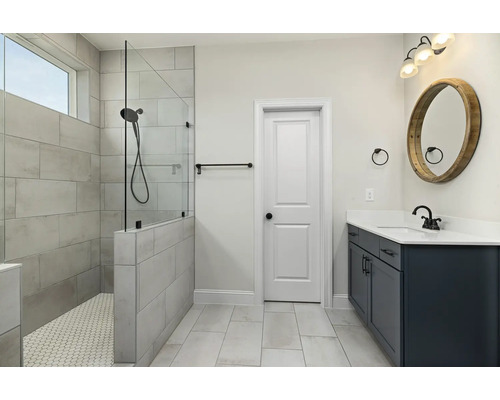 Salle de bain avec douche, meuble-lavabo, miroir et porte-serviettes