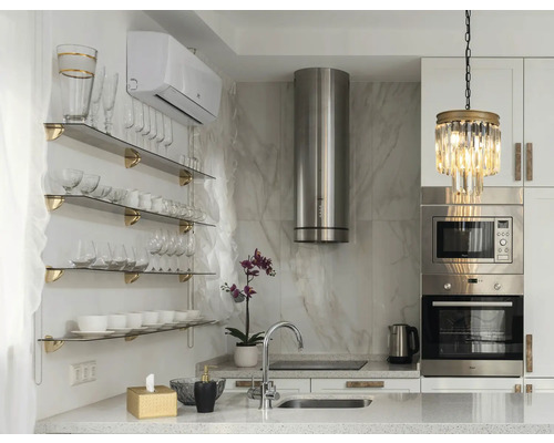 Cuisine claire avec étagères en verre, hotte aspirante, micro-ondes, four et lustre en cristal.