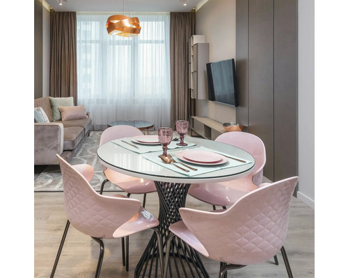 Salon lumineux avec table à manger et chaises