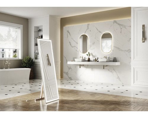 Salle de bains lumineuse avec baignoire, double vasque et miroir éclairé