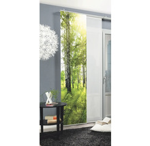 Dekorative Schiebegardine mit Waldmotiv in einem modern eingerichteten Raum.