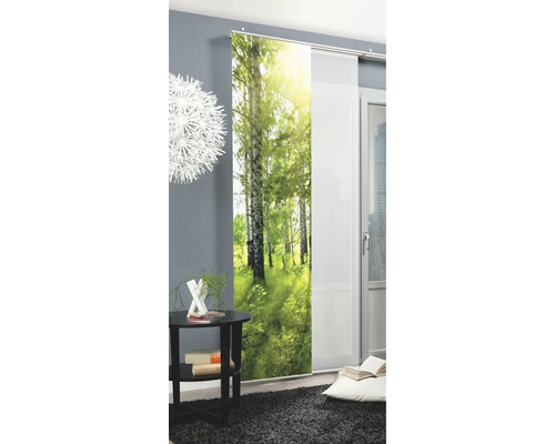 Panneau coulissant décoratif avec motif de forêt dans une pièce aménagée de façon moderne.