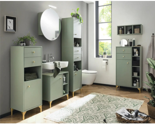 Salle de bains avec lavabo, miroir, armoires de salle de bains et toilettes dans un style lumineux et organisé.