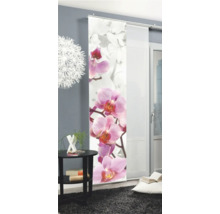 Dekorative Schiebegardine mit Orchideenmuster im Wohnzimmer.