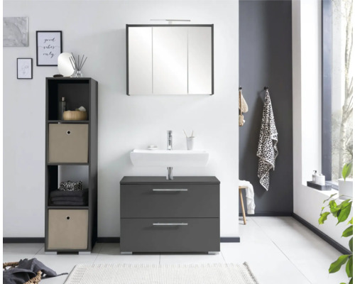 Salle de bain avec meuble sous-lavabo, armoire de toilette et étagère