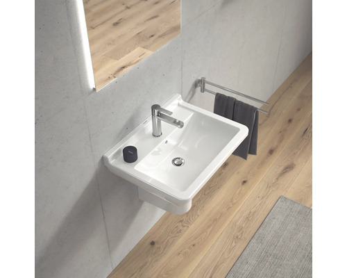 Salle de bains moderne avec lavabo, robinet, porte-serviettes et miroir.