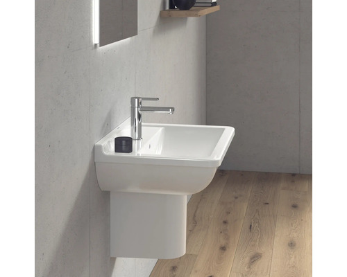 Lavabo de salle de bains moderne avec robinet sur un mur gris