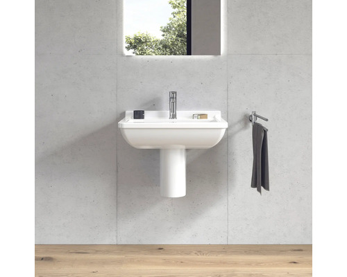 Salle de bains moderne avec lavabo et porte-serviettes
