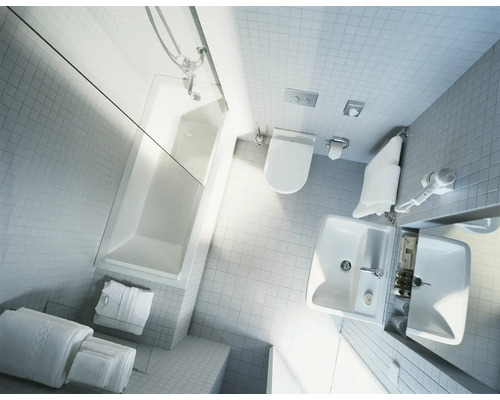 Salle de bain avec baignoire, toilettes et lavabo