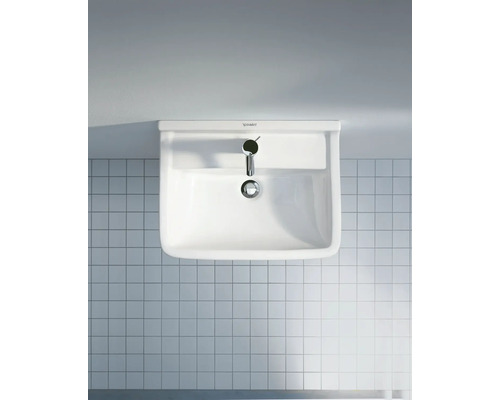 Photographie d''un lavabo en céramique blanche avec robinet et garniture de vidange