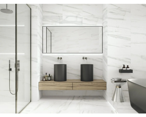 Modernes Badezimmer mit Dusche, Doppelwaschtisch, Spiegel und Marmorfliesen