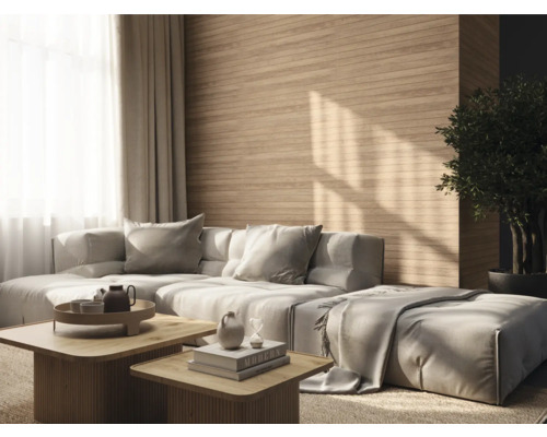 Wohnzimmer mit modularem Sofa, Couchtischen aus Holz und dekorativer Wandverkleidung