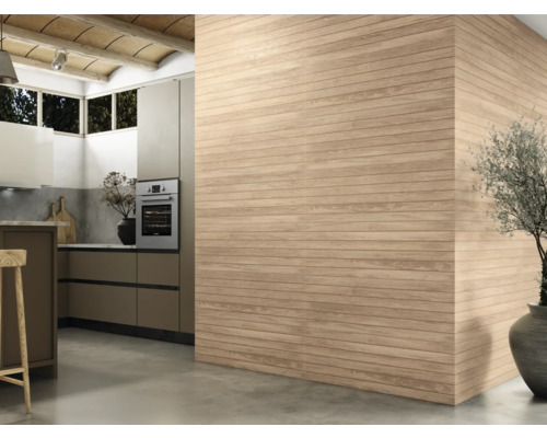 Helles Interieur mit Holzwandverkleidung und moderner Küche