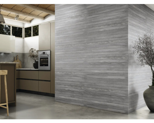 Helle Küche mit Holzpaneelwand und Dekoration