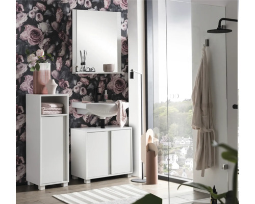 Salle de bains moderne avec lavabo, miroir, meubles de salle de bains et papier peint floral