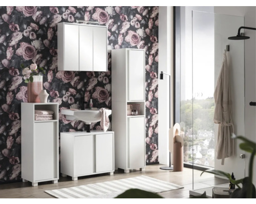 Salle de bain moderne avec meubles blancs, lavabo, armoire de toilette et papier peint floral