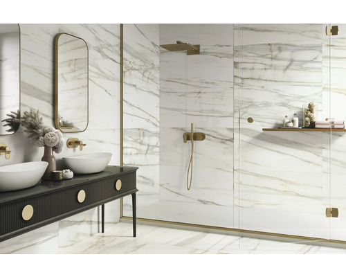 Salle de bains avec carrelage en marbre, lavabo et douche
