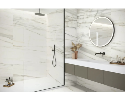 Salle de bains moderne avec carrelage en marbre, douche et lavabo