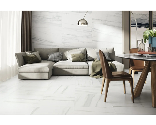 Salon lumineux avec carrelage aspect marbre, canapé et coin repas