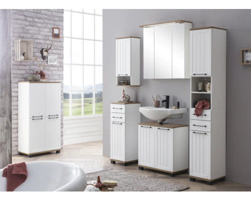 Salle de bains avec lavabo, armoire de toilette et armoires hautes en blanc et aspect bois