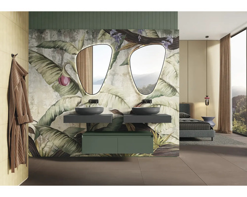 Salle de bain moderne avec deux lavabos, miroirs et papier peint botanique.