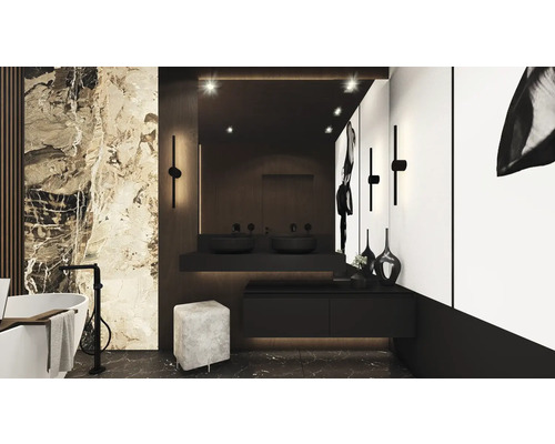 Modernes Badezimmer mit Badewanne, Waschtisch mit zwei Waschbecken, Spiegel und dekorativen Elementen.